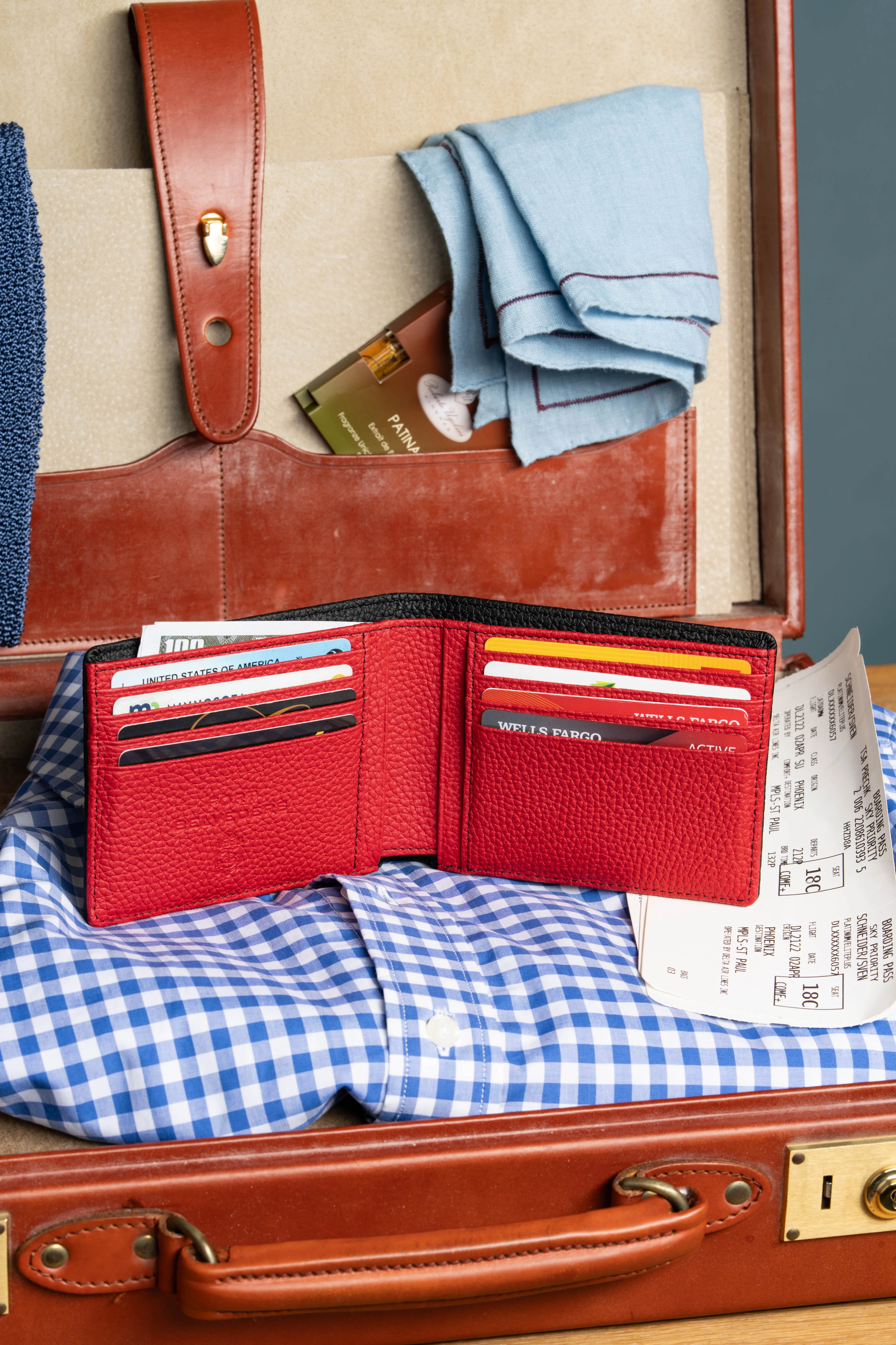 Classic 10 Card Bifold Black & Red Grained Leather Wallet - Image 15