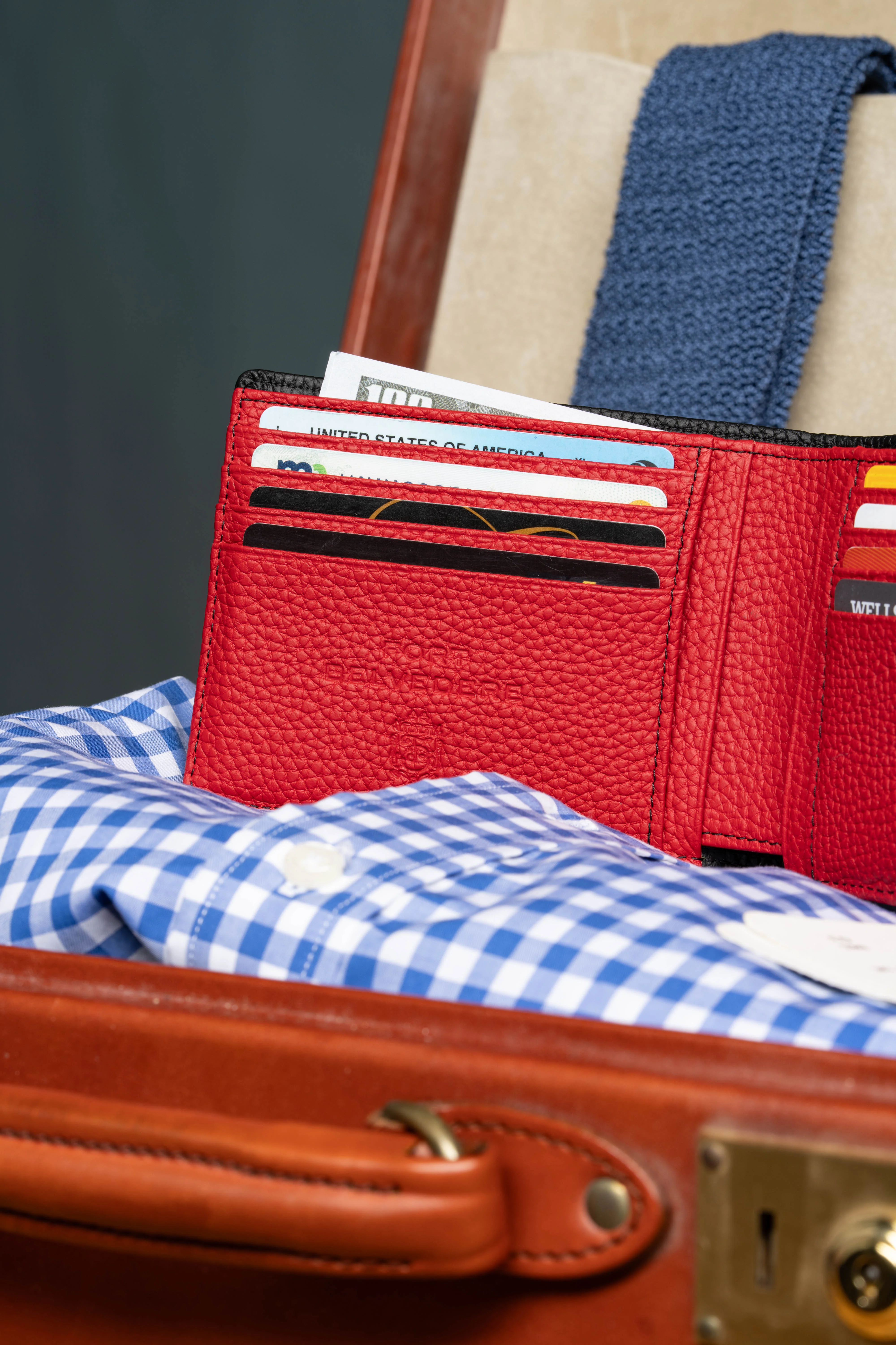 Classic 10 Card Bifold Black & Red Grained Leather Wallet - Image 16