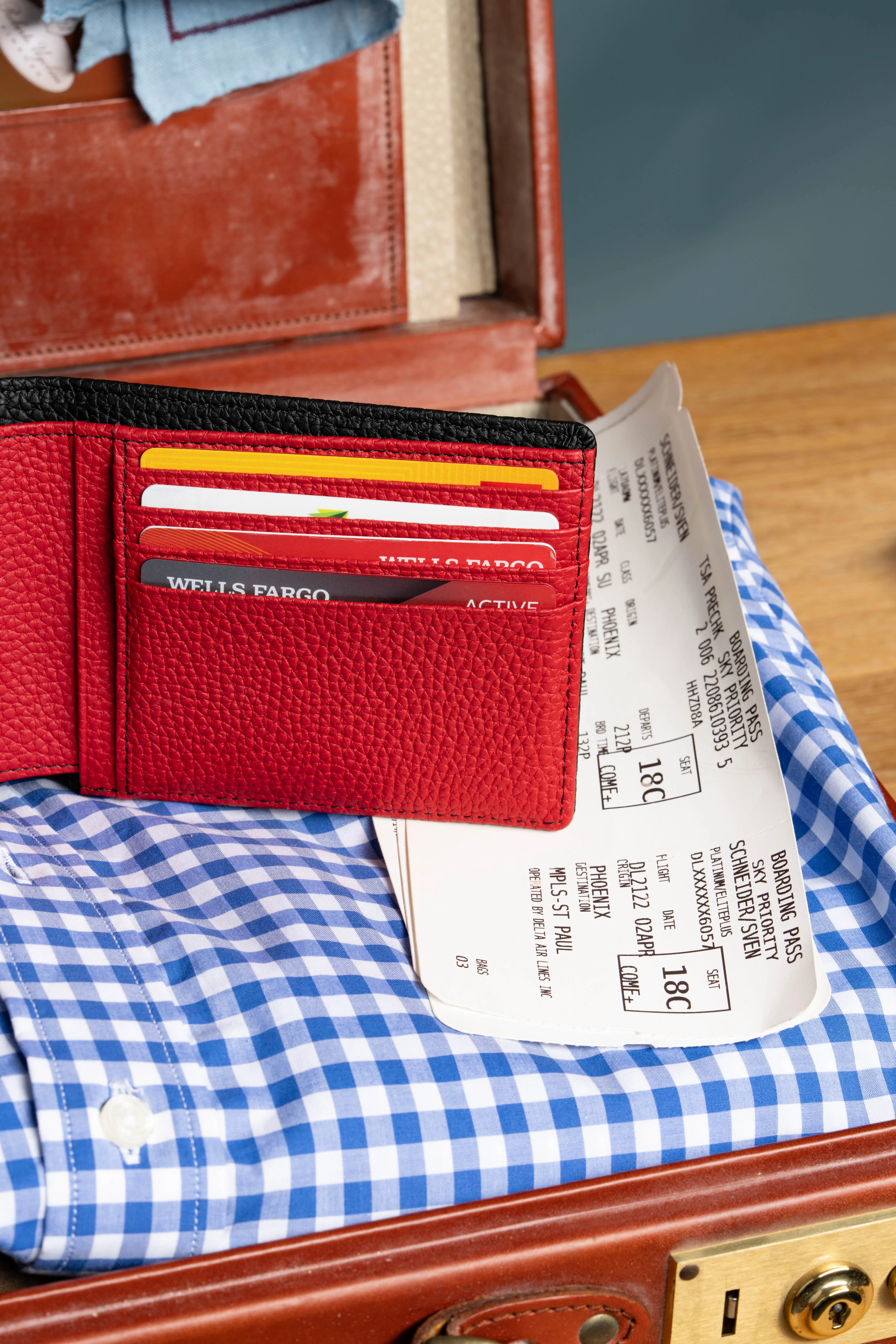 Classic 10 Card Bifold Black & Red Grained Leather Wallet - Image 17