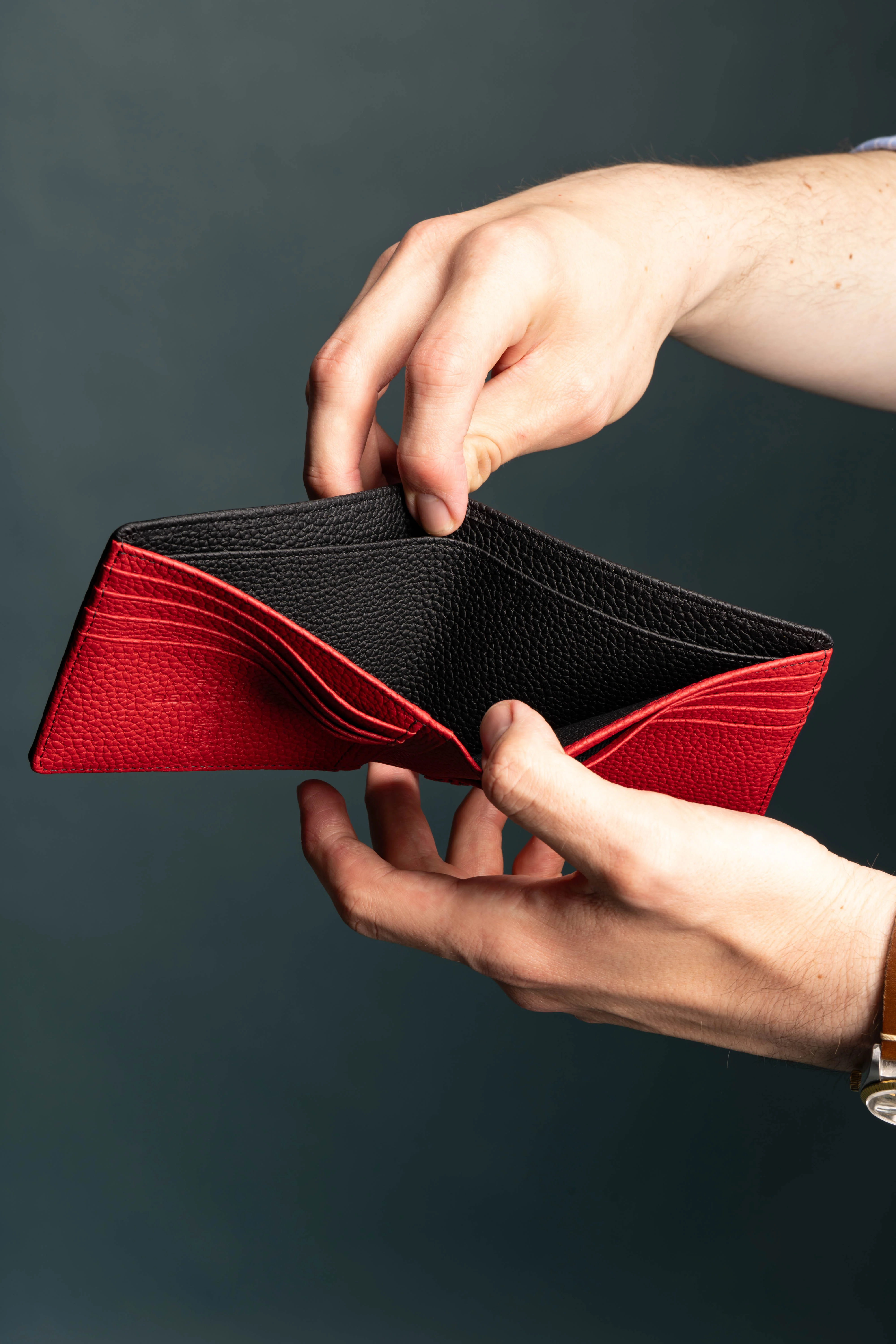 Classic 10 Card Bifold Black & Red Grained Leather Wallet - Image 20