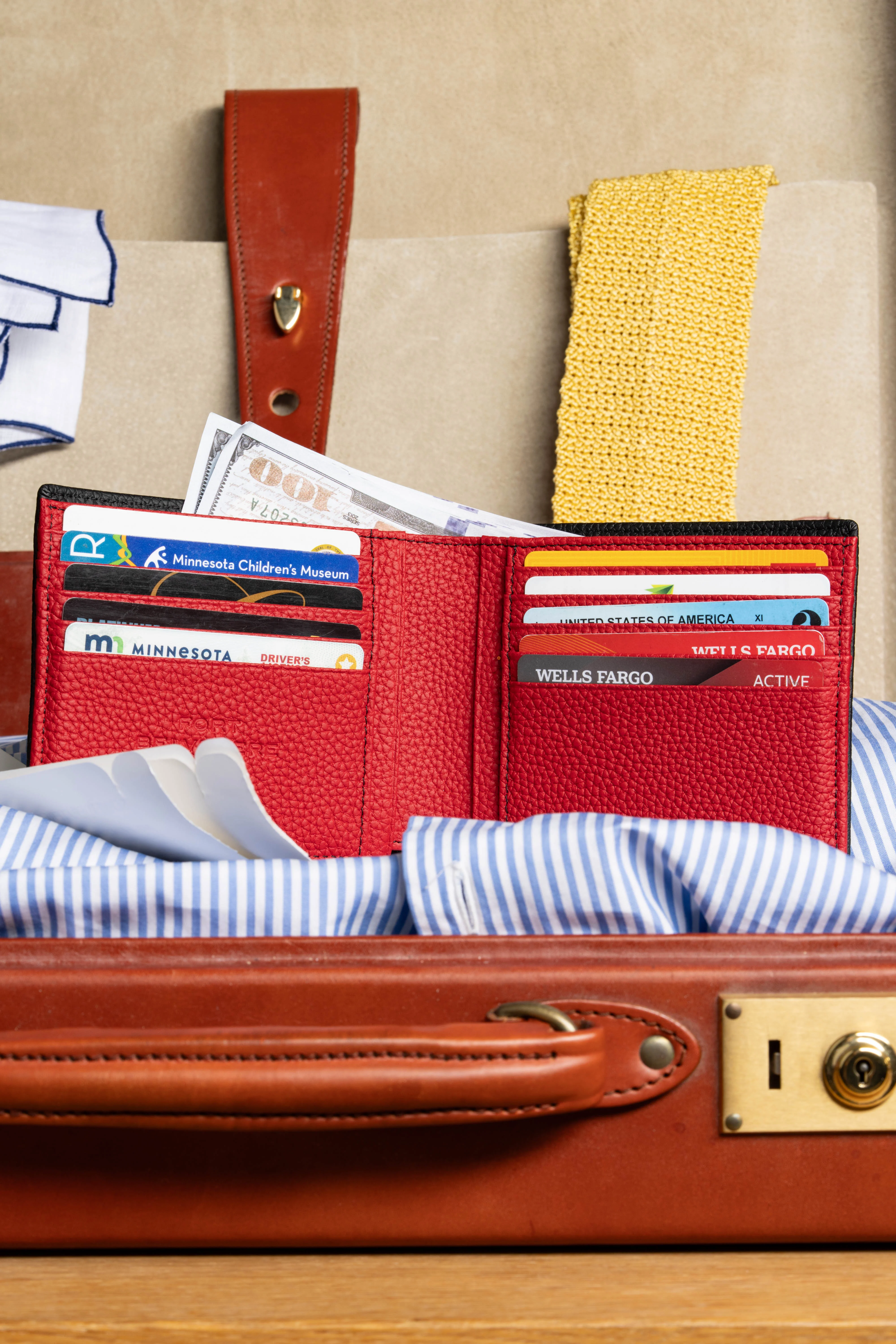 Classic 10 Card Bifold Black & Red Grained Leather Wallet - Image 3