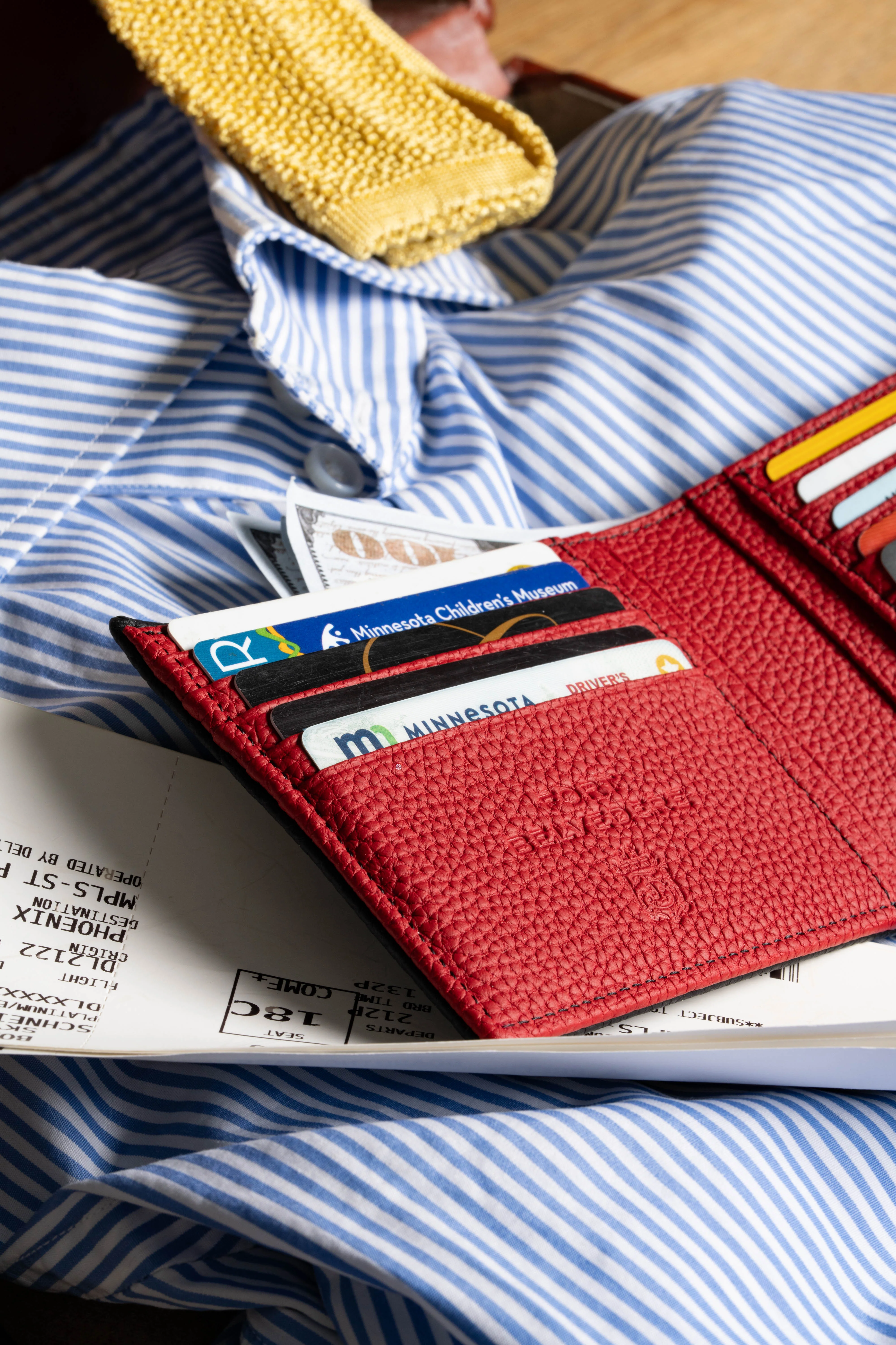 Classic 10 Card Bifold Black & Red Grained Leather Wallet - Image 4