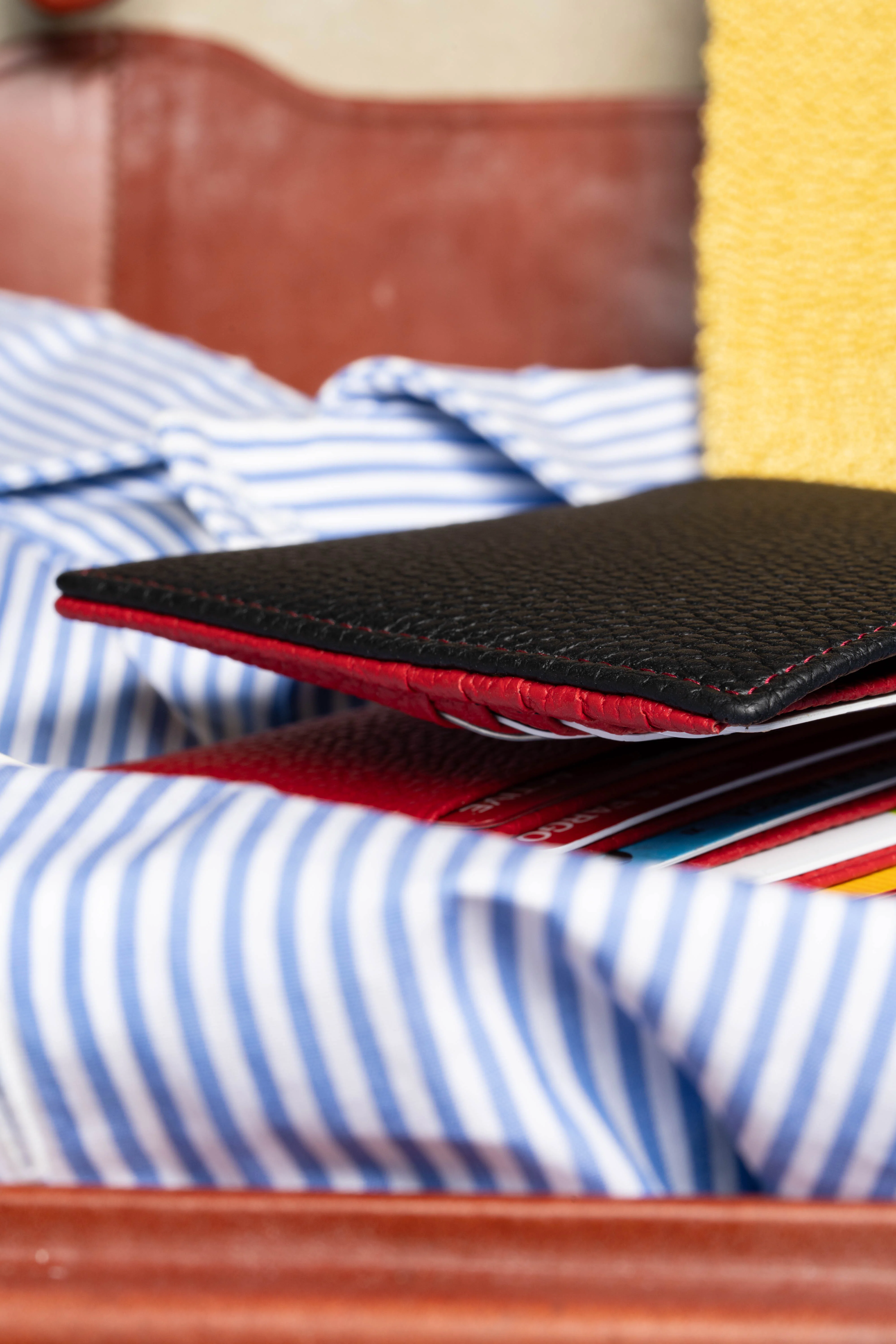 Classic 10 Card Bifold Black & Red Grained Leather Wallet - Image 6