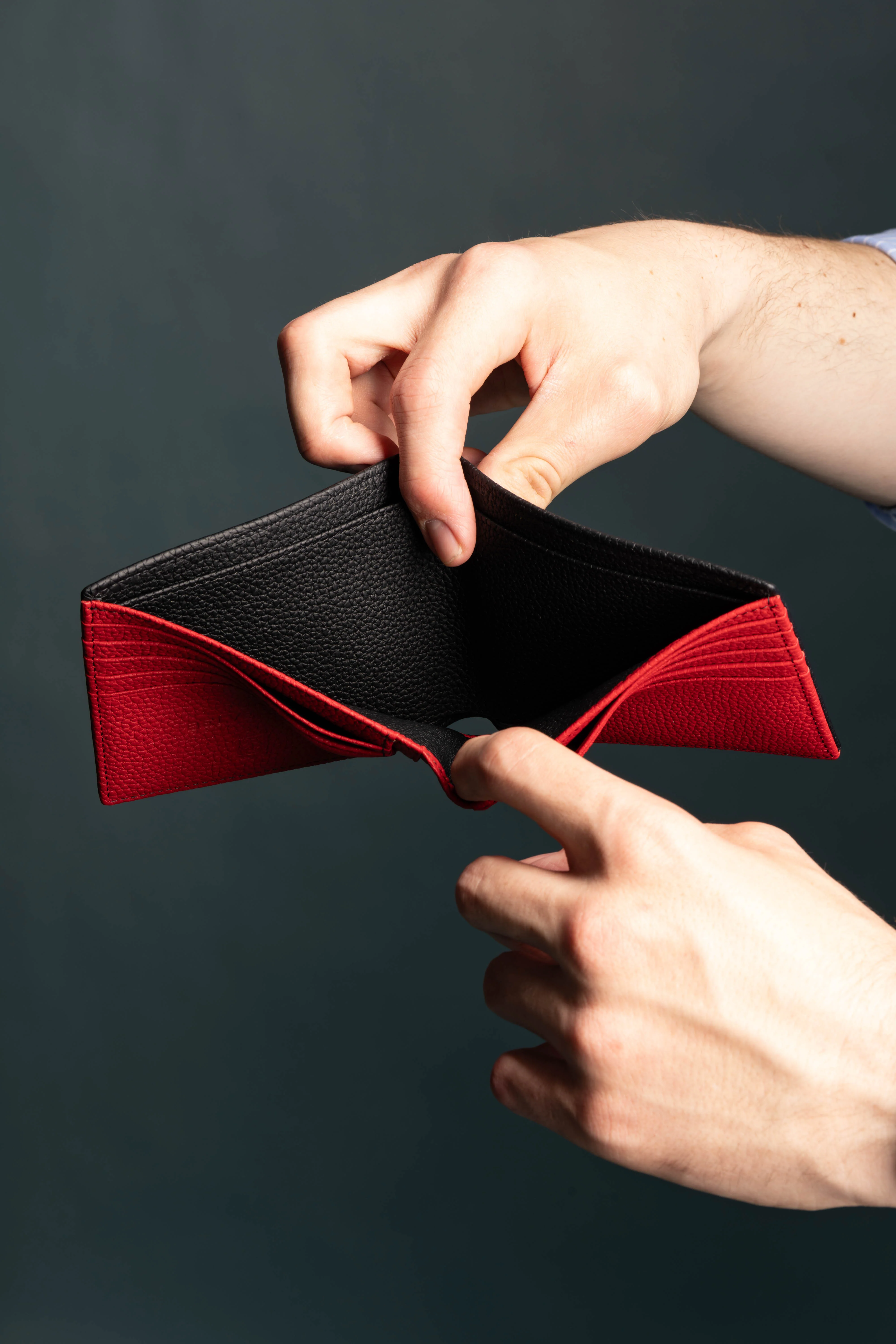 Classic 10 Card Bifold Black & Red Grained Leather Wallet - Image 9