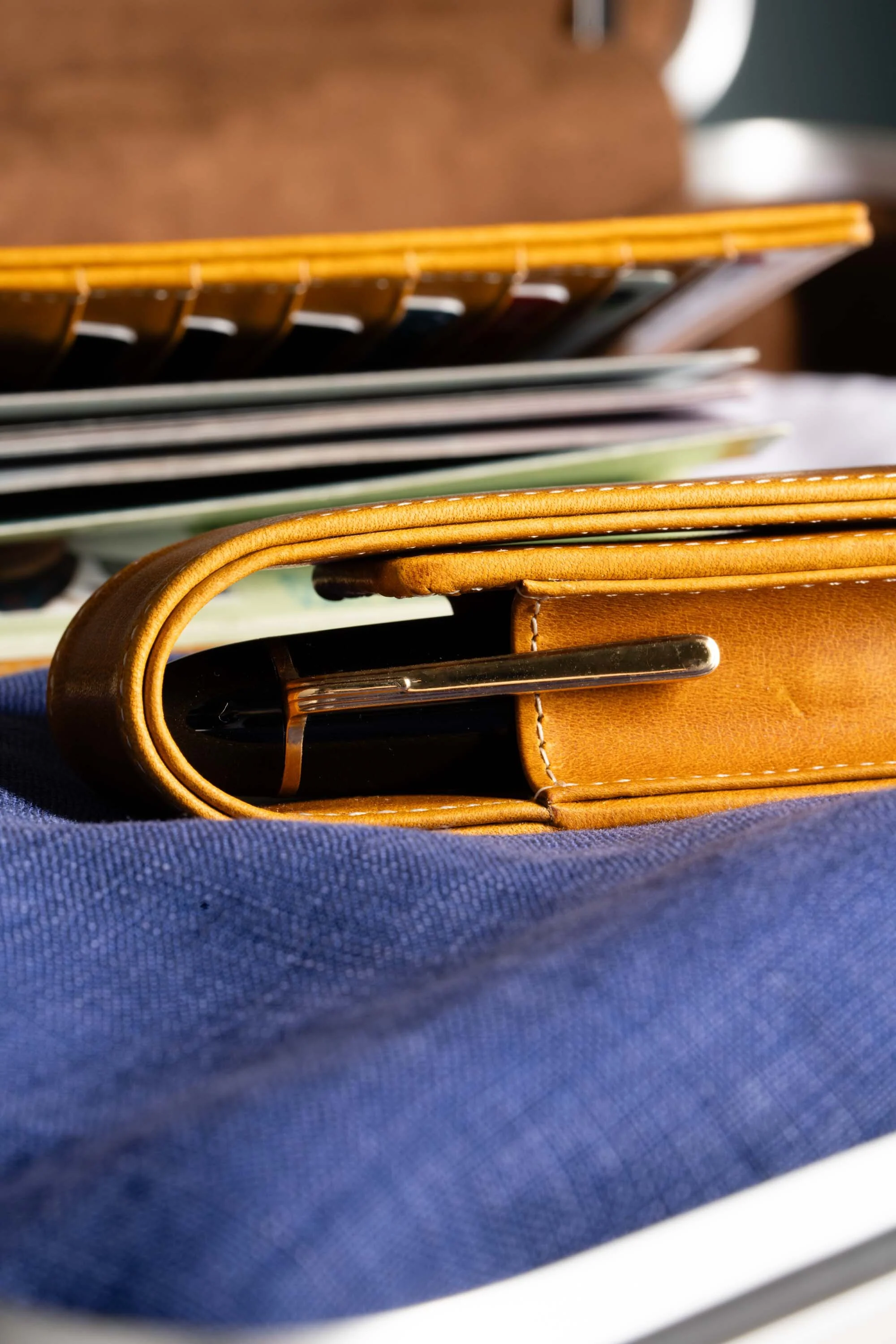 Vintage Gold Americana Full-Grain Leather Pen Case - Image 10