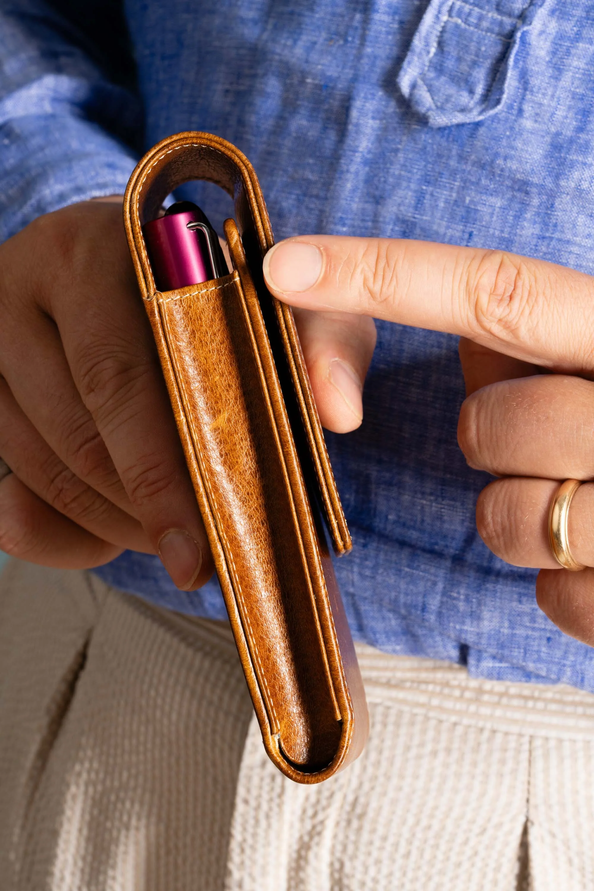 3-Pen Saddle Brown Dumont Full-Grain Leather Pen Case - Image 7